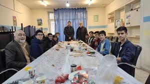 صبحانه کاری مشترک بین مربیان و دانش اموزان همزمان با زنگ ورود امام خمینی به کشور